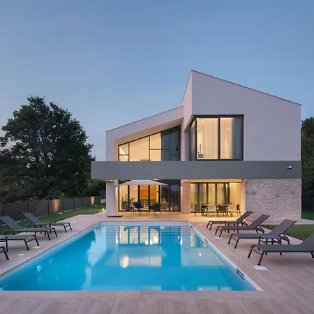Eden Villa *